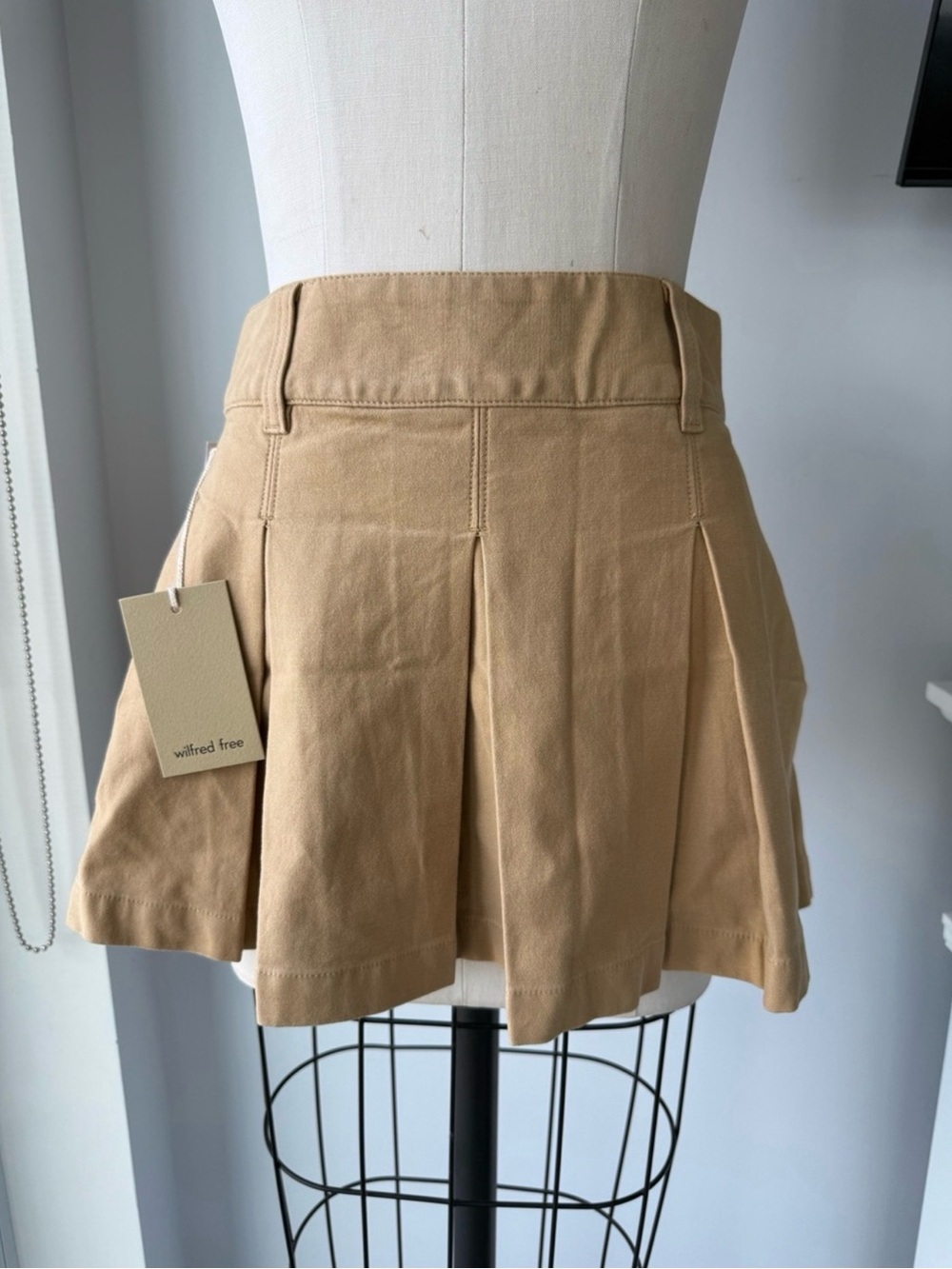Aritzia Wilfred Khaki Tan Pleated Skirt